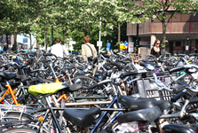 804628 Afbeelding van geparkeerde fietsen op het Smakkelaarsveld te Utrecht.